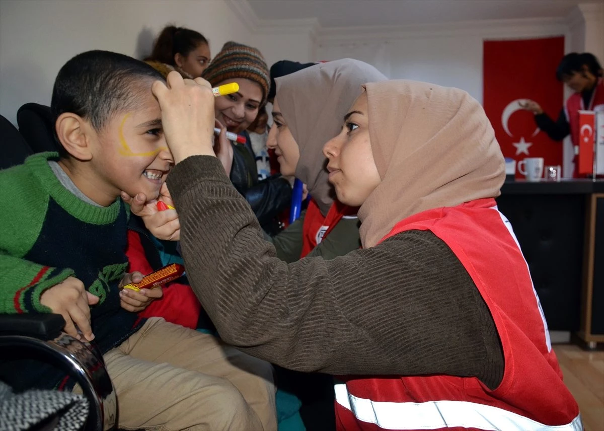 Amasya\'da Genç Kızılay gönüllüleri yabancı uyruklu çocuklara oyuncak verdi