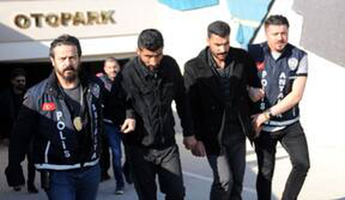 Antalya\'da bir kişinin 21 bin dolarını gasbettikleri iddiasıyla 5 şüpheli yakalandı