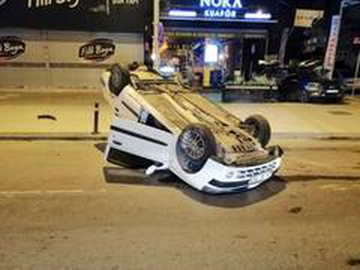 Bağdat Caddesi\'nde bir otomobil takla attı