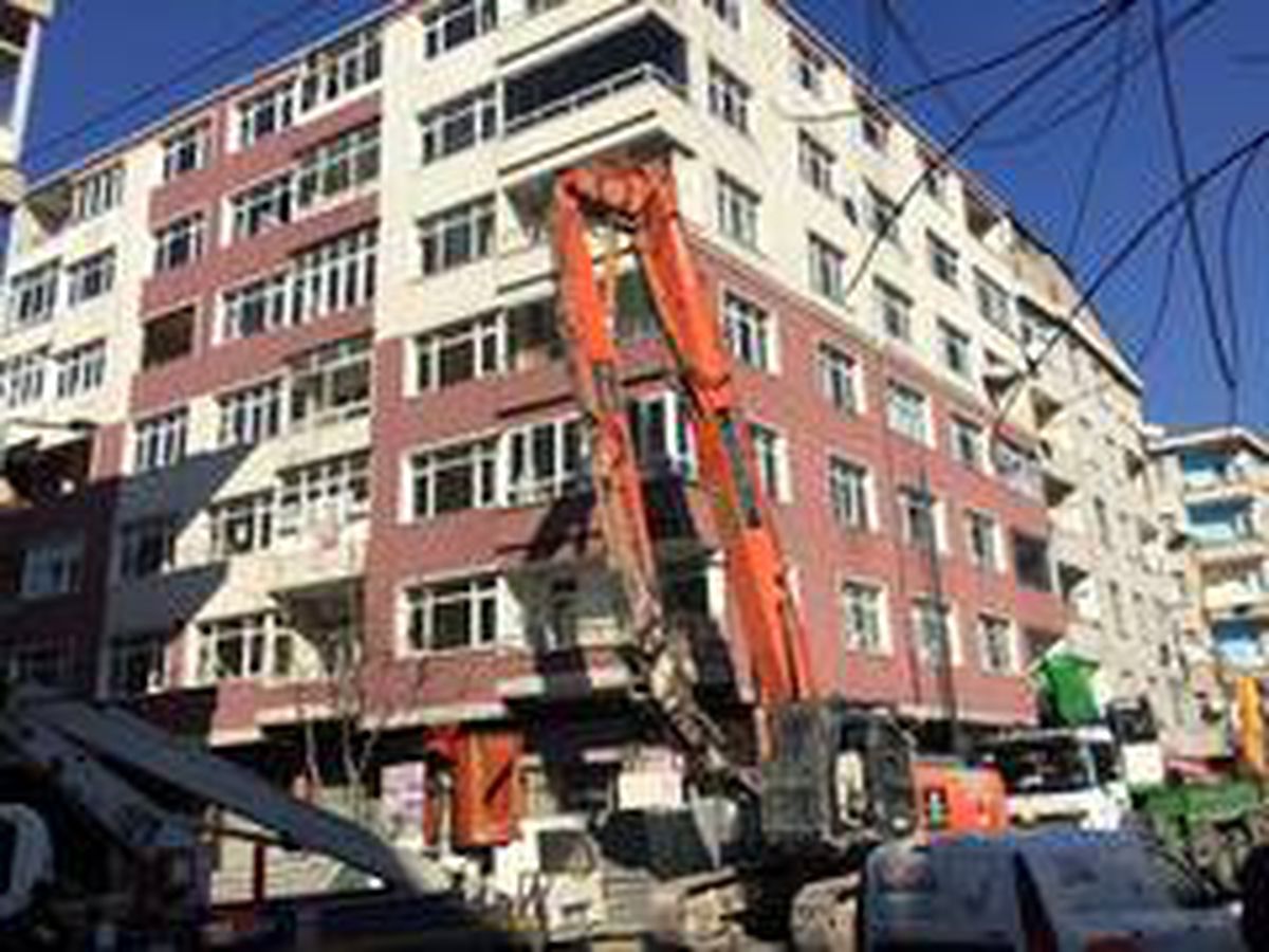 Bahçelievler\'de ağır hasarlı binaların yıkımına başlandı