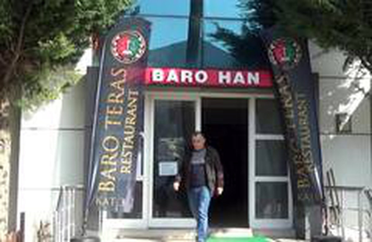 Baronun ruhsatsız içkili kafeteryası mühürlendi