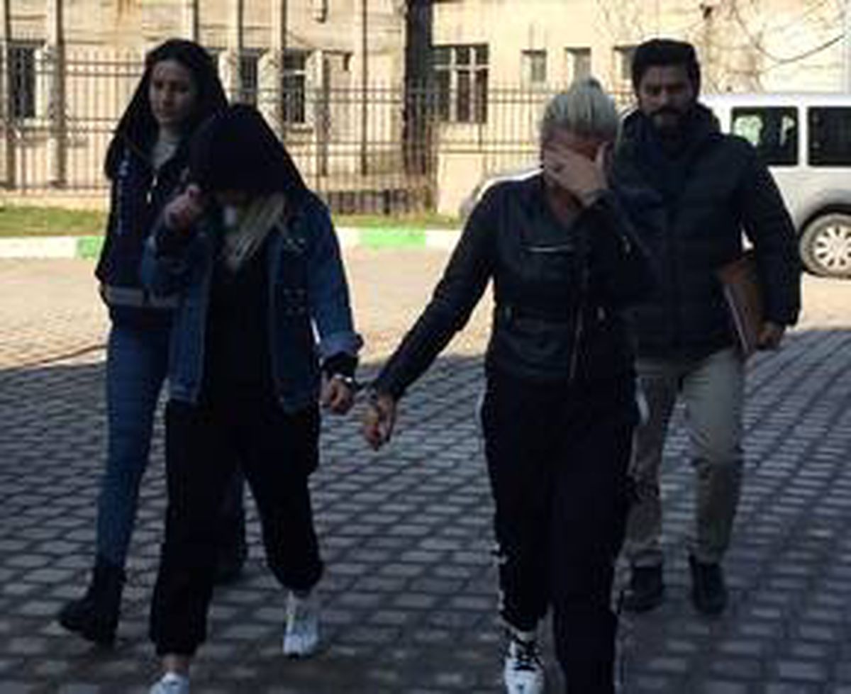 Bir kadını darbedip polise hakaret ettiği iddiasıyla 2 kadın gözaltına alındı