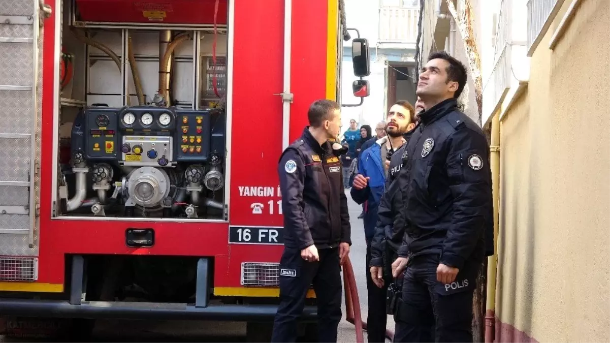 Çatı katından çıkan dumanları polis ekipleri fark etti