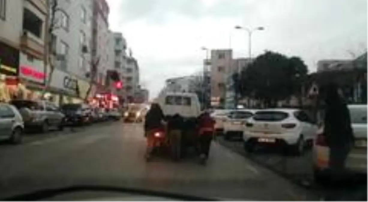 Çocukların trafikte ölümle oyunu kamerada