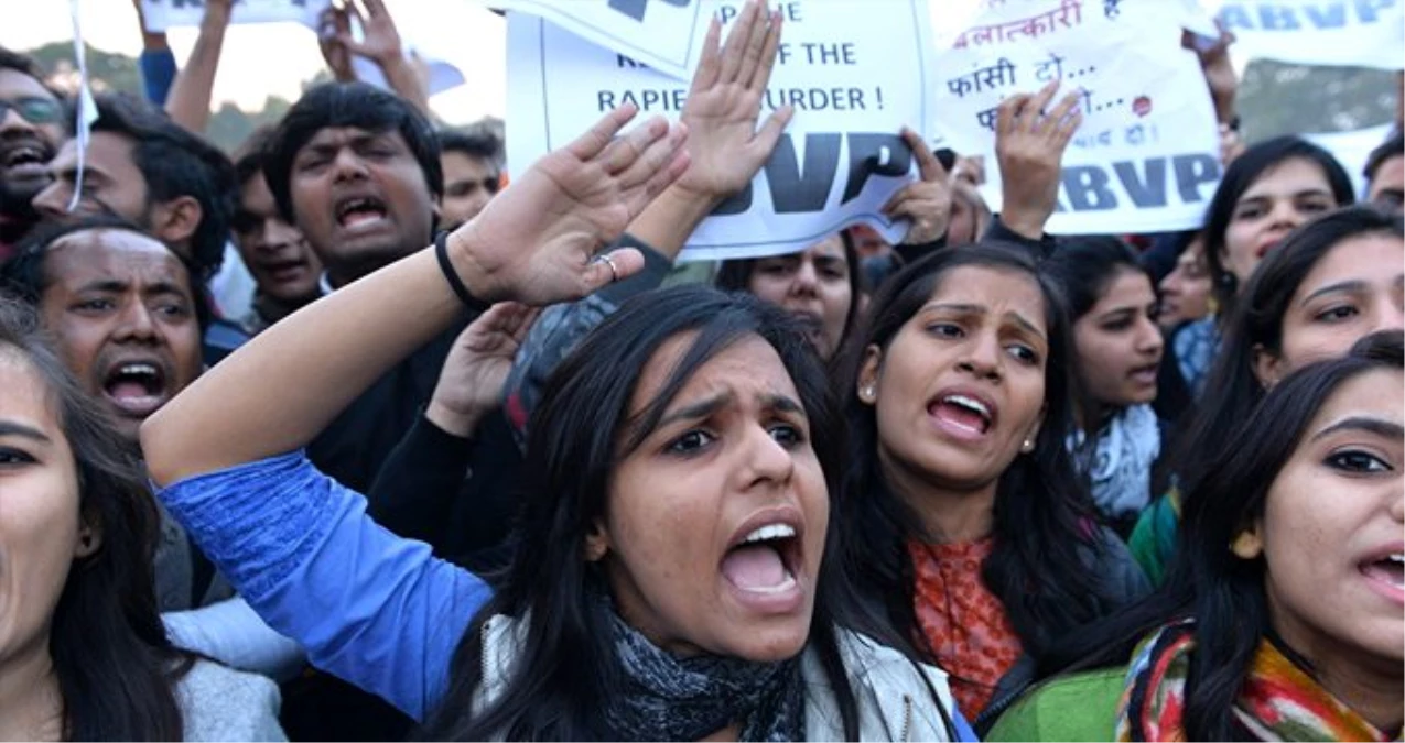 Hindistan\'da onlarca lise öğrencisi regl olmadıklarını kanıtlamak için soyunmaya zorlandı