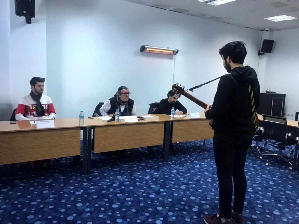 İstanbul\'daki vapur hatlarında müzisyen olmak için jüri karşısında şarkılarını söylediler
