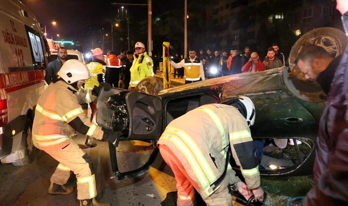 İzmir\'de takla atıp devrilen otomobildeki 2 kişi yaralandı