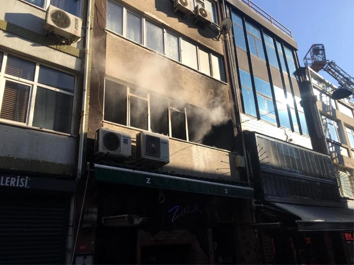 Kadıköy\'de 3 katlı binada yangın