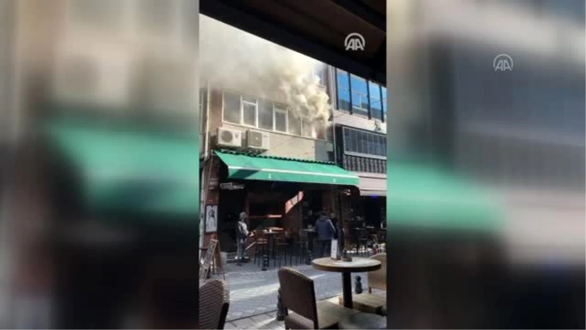 Kadıköy\'de eğlence mekanında yangın