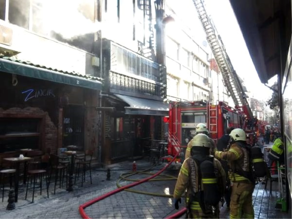 Kadıköy\'de yangın paniğe yol açtı