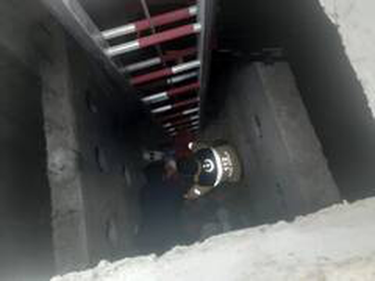 Kanalizasyon çukuruna düşen işçi yaralandı