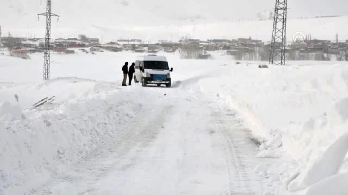 Kar ve tipi nedeniyle yolda mahsur kalan 13\'ü öğrenci 15 kişi kurtarıldı