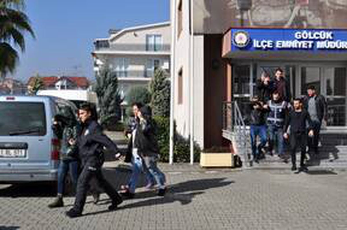 Kocaeli\'deki fuhuş operasyonunda yakalanan 5 şüpheliden 2\'si tutuklandı