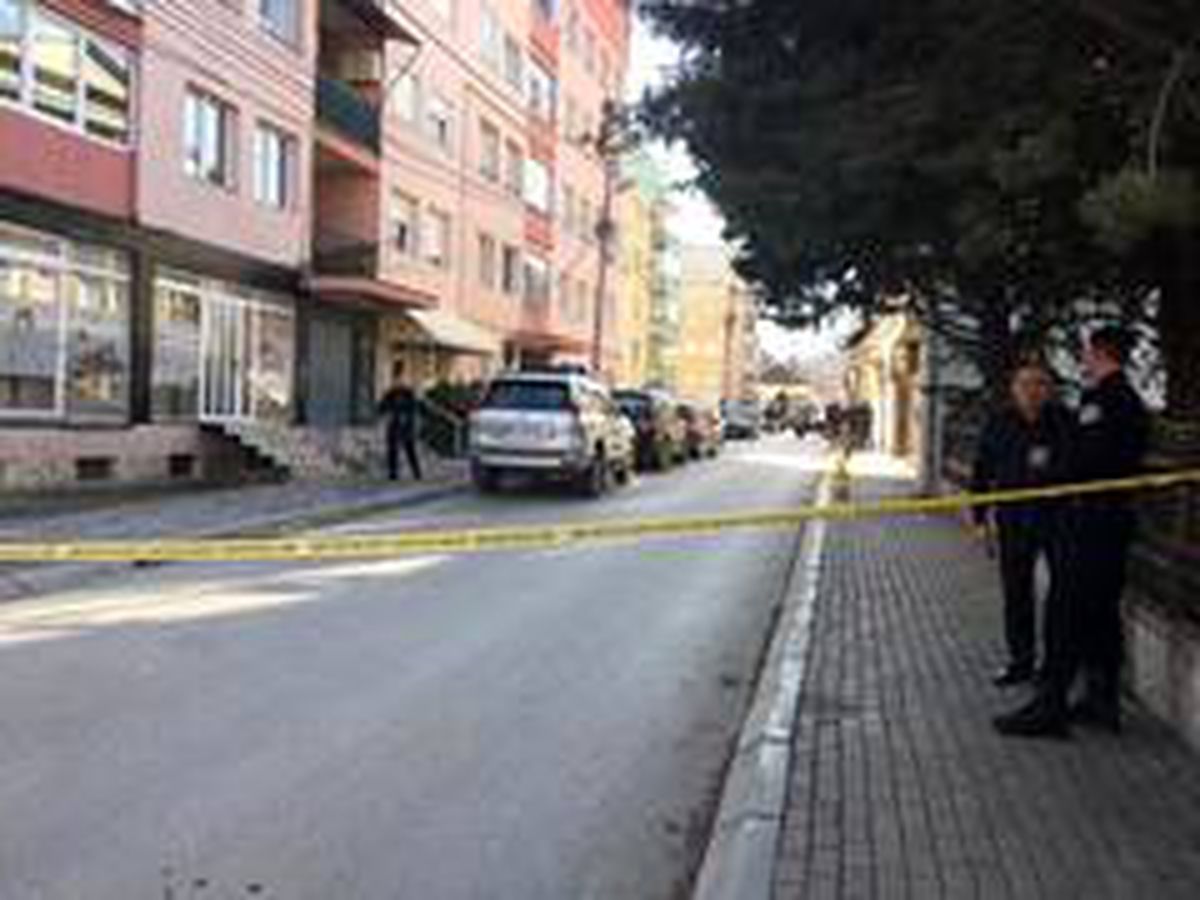 Kosova\'da ailesini katleden polis intihar etti