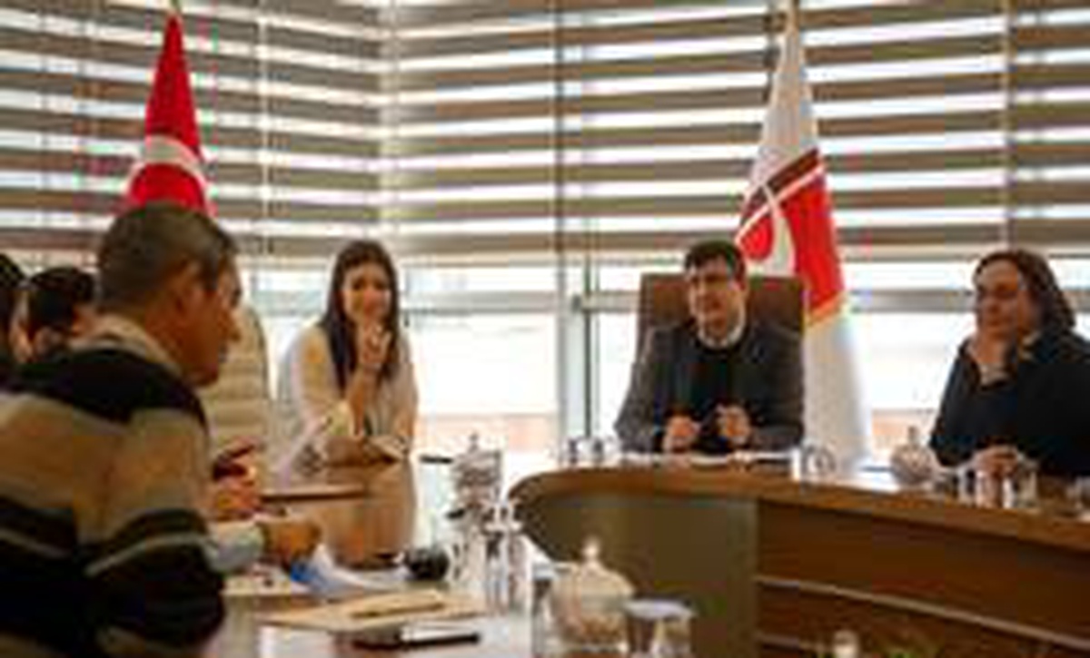 Lise öğrencisi bir günlüğüne rektörlük koltuğuna oturdu