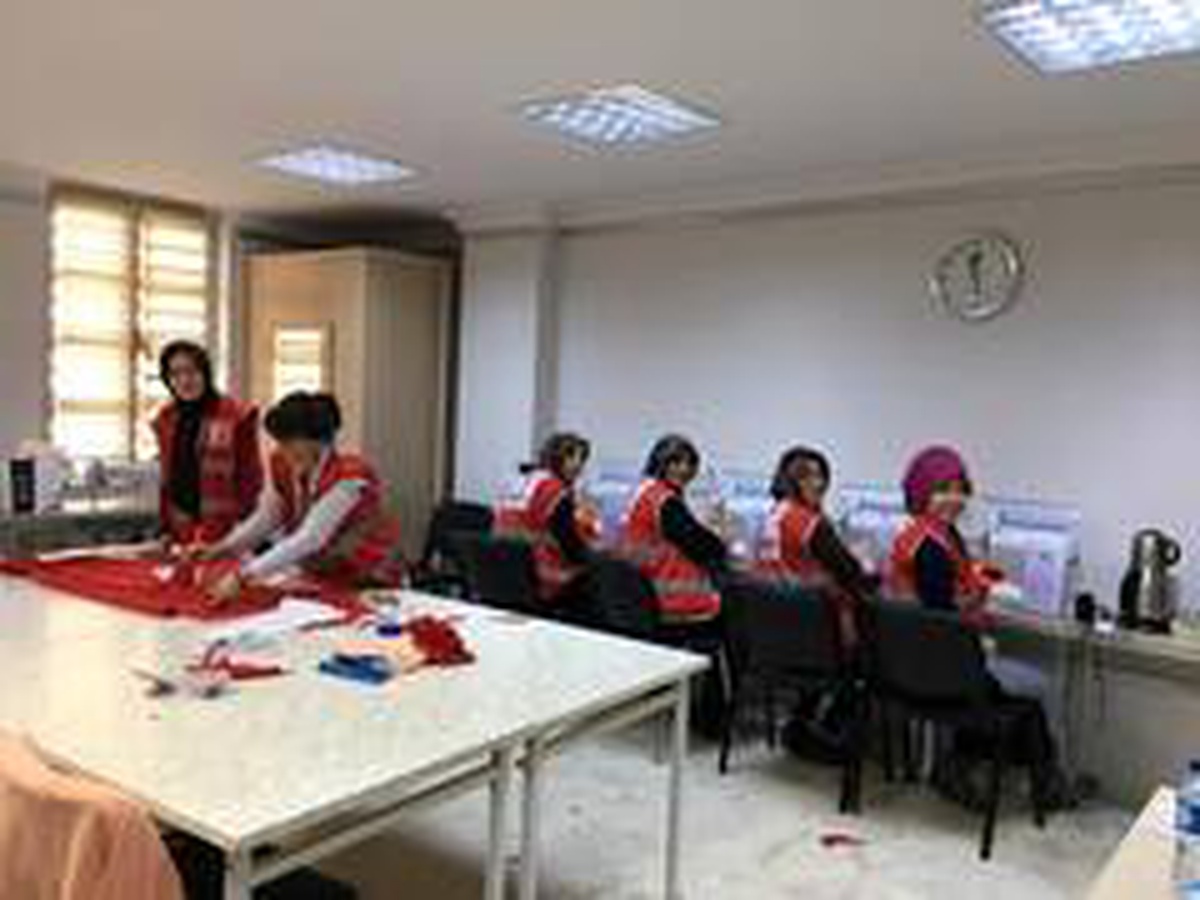 Mamak Belediyesi Aile Merkezleri Türk Kızılay\'ı için elbise dikti