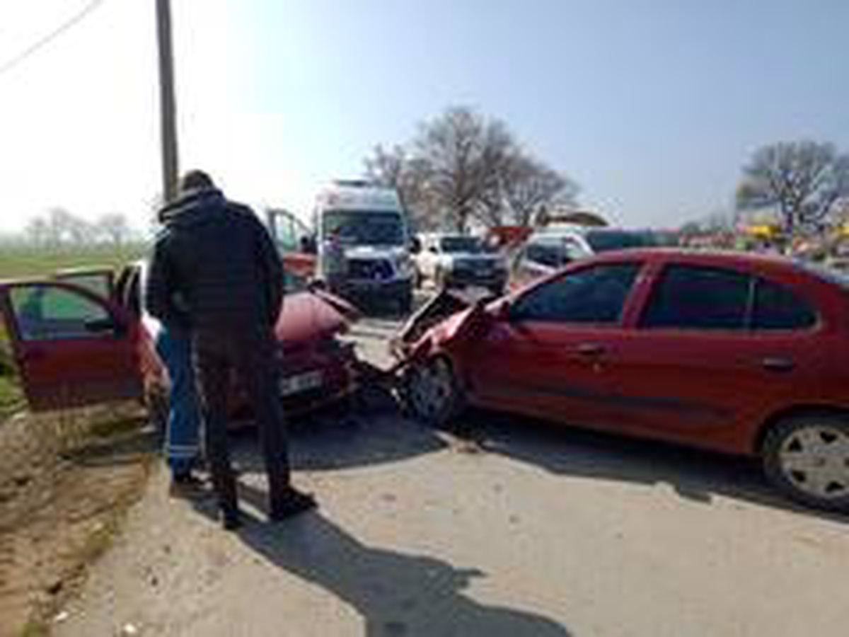 Otomobiller kafa kafaya çarpıştı: 3 yaralı
