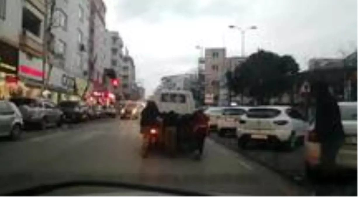 (Özel) Çocukların trafikte ölümle oyunu kamerada