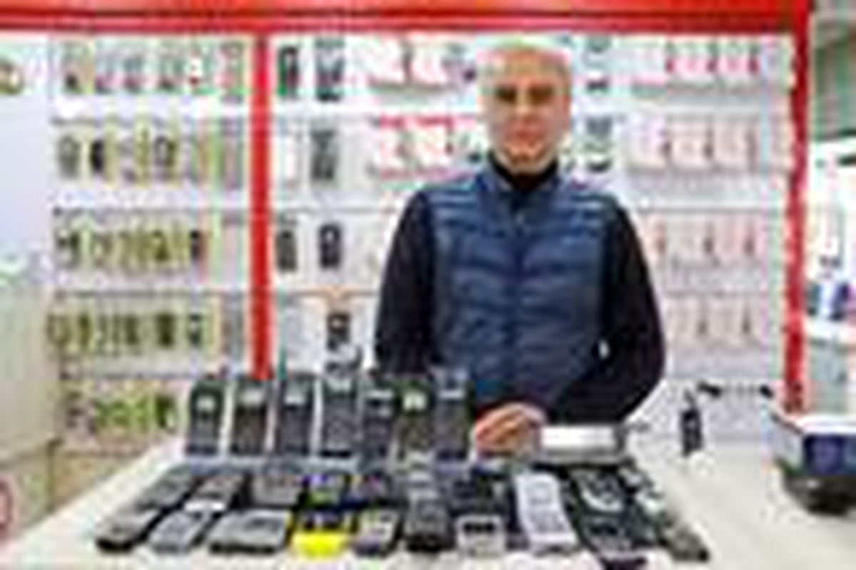 25 yıldır cep telefonu biriktiriyor - Yeniden