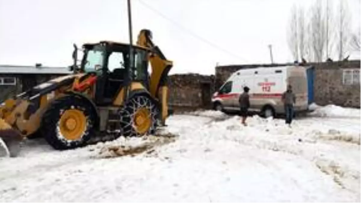 Ağrı\'da yolu kapanan köydeki hasta 3 saatlik çalışmayla hastaneye ulaştırıldı