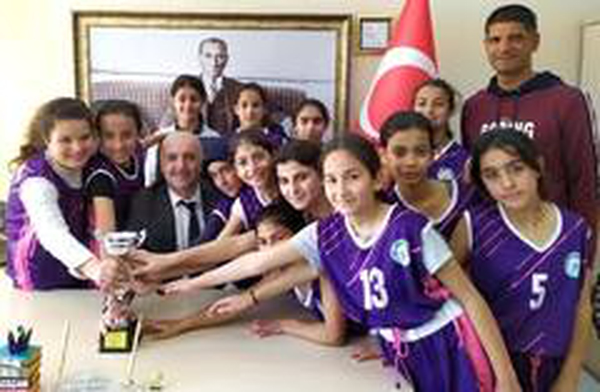 Ahmet Şerife Sanlı\'nın küçük kızları namağlup şampiyon oldu