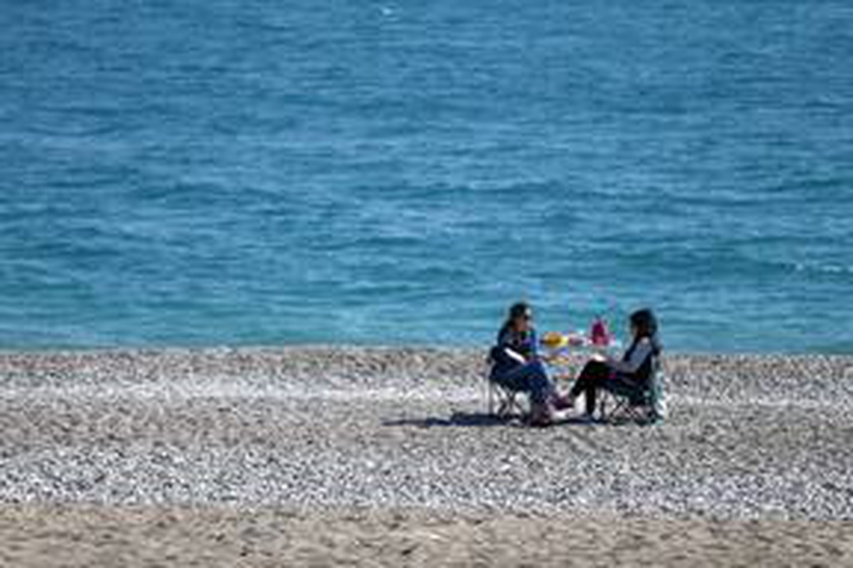 Antalya sahillerinde güneşli hava yoğunluğu