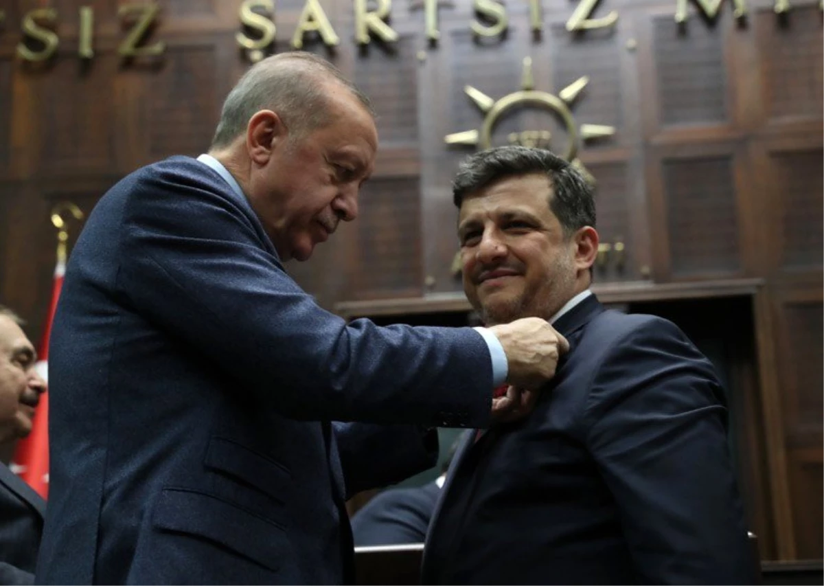 Bağımsız belediye başkanı AK Parti\'ye geçti, rozetini Erdoğan taktı