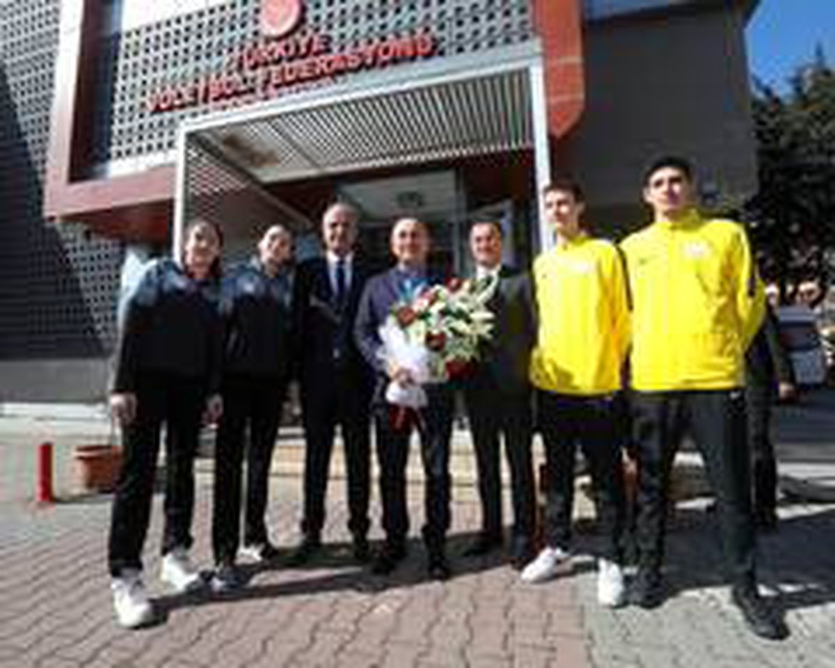 Bakan Çavuşoğlu\'dan TVF Başkent Voleybol Kampüsü\'ne ziyaret
