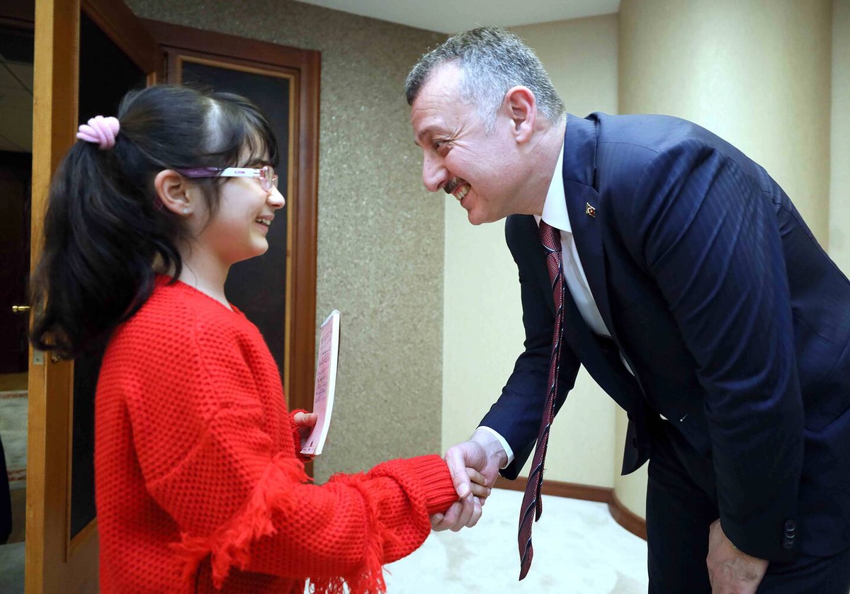Başkan Büyükakın, Minik Hatice ile çevreyi konuştu