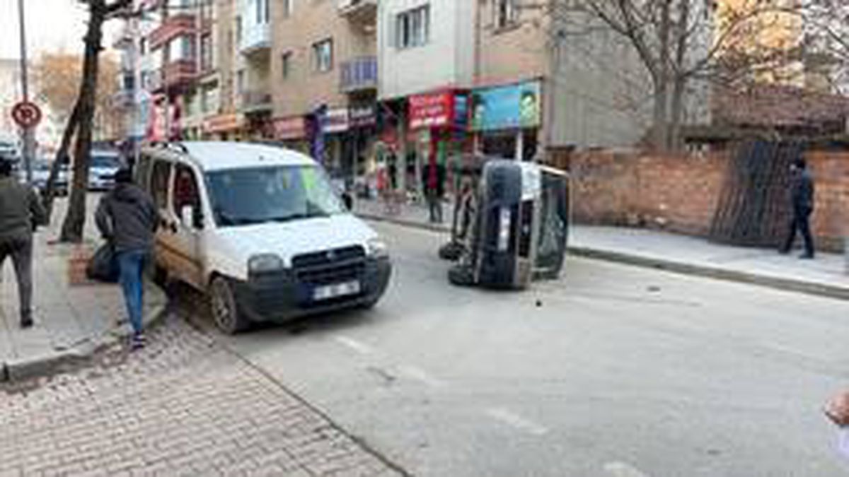 Bozüyük\'te devrilen hafif ticari araçtaki 2 kişi yaralandı