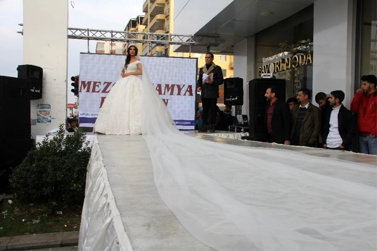 Diyarbakır\'da sokak defilesi, 40 kilogramlık gelinlik ilgi odağı oldu