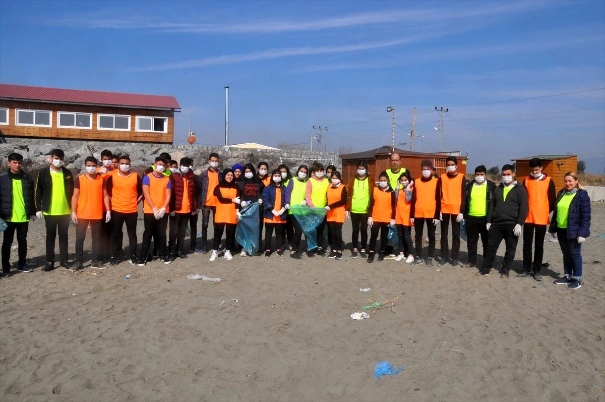 Dörtyol\'da öğrenciler, sahil temizliği yaptı