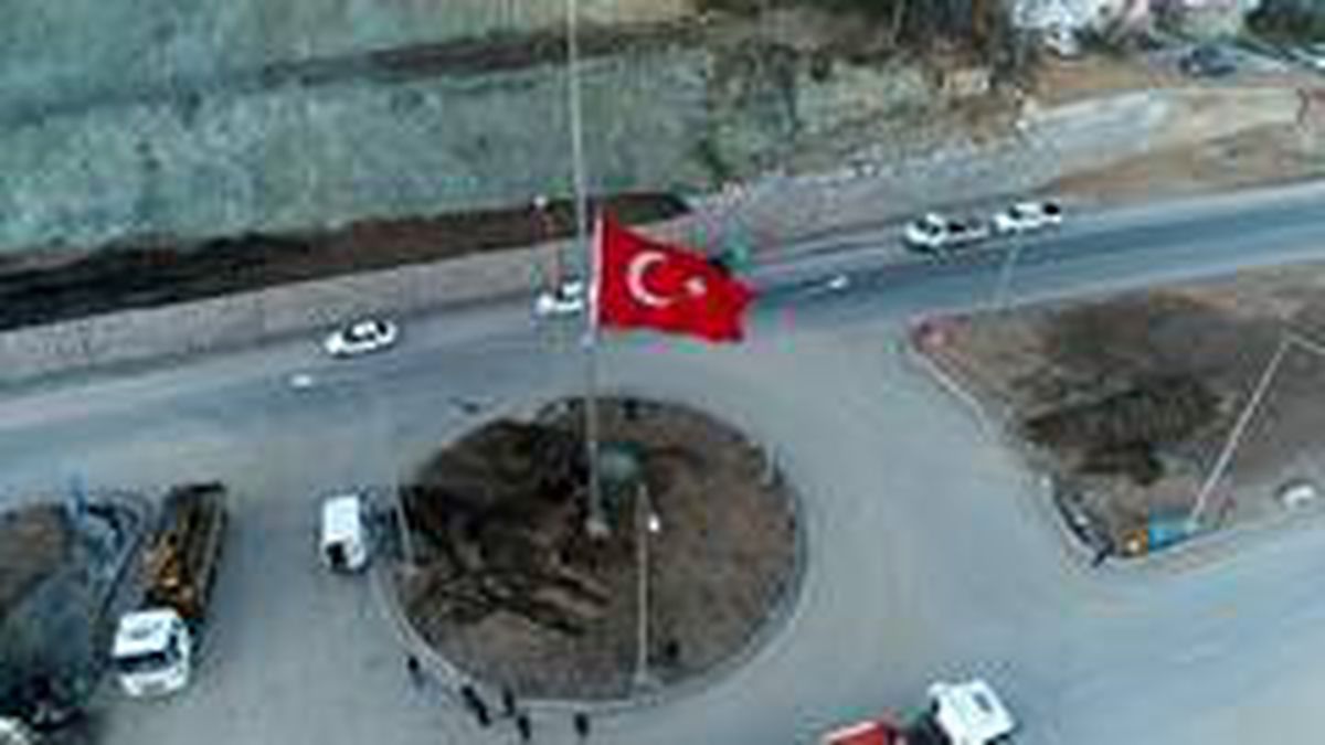 Dursunbey İlçe Girişine Dev Türk Bayrağı