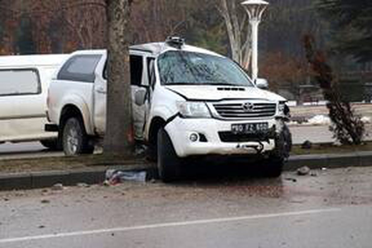 Elazığ\'da AFAD aracı ağaca çarptı: 3 yaralı