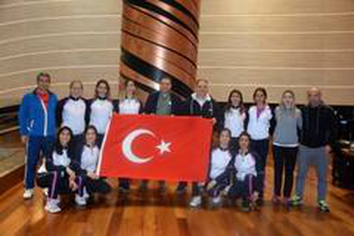 Hokeyin sultanları Avrupa şampiyonluğu için Litvanya\'ya gitti