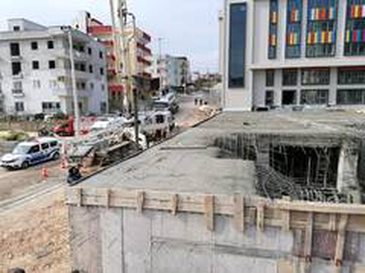 İnşaatın beton kalıbı çöktü: 3 yaralı