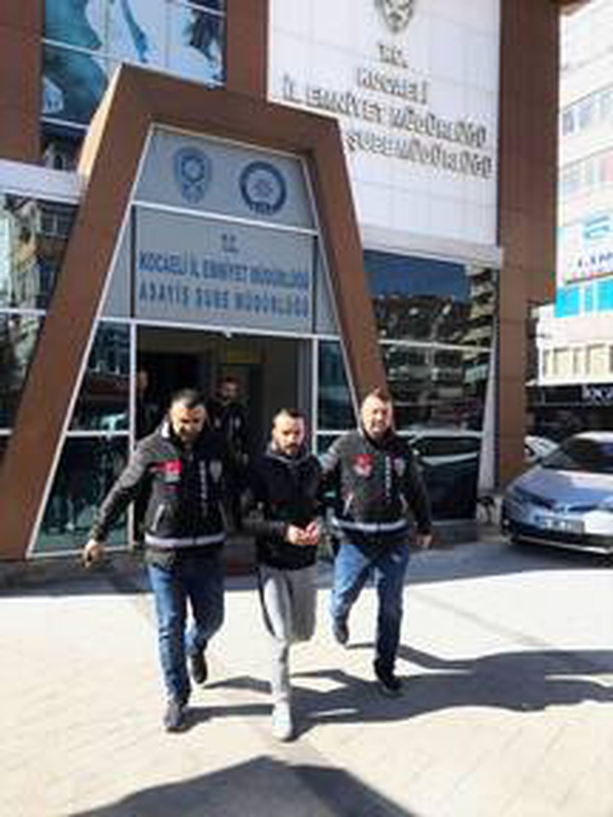 İşten çıkarıldığı gerekçesiyle amirinin evine ateş açan kişi tutuklandı