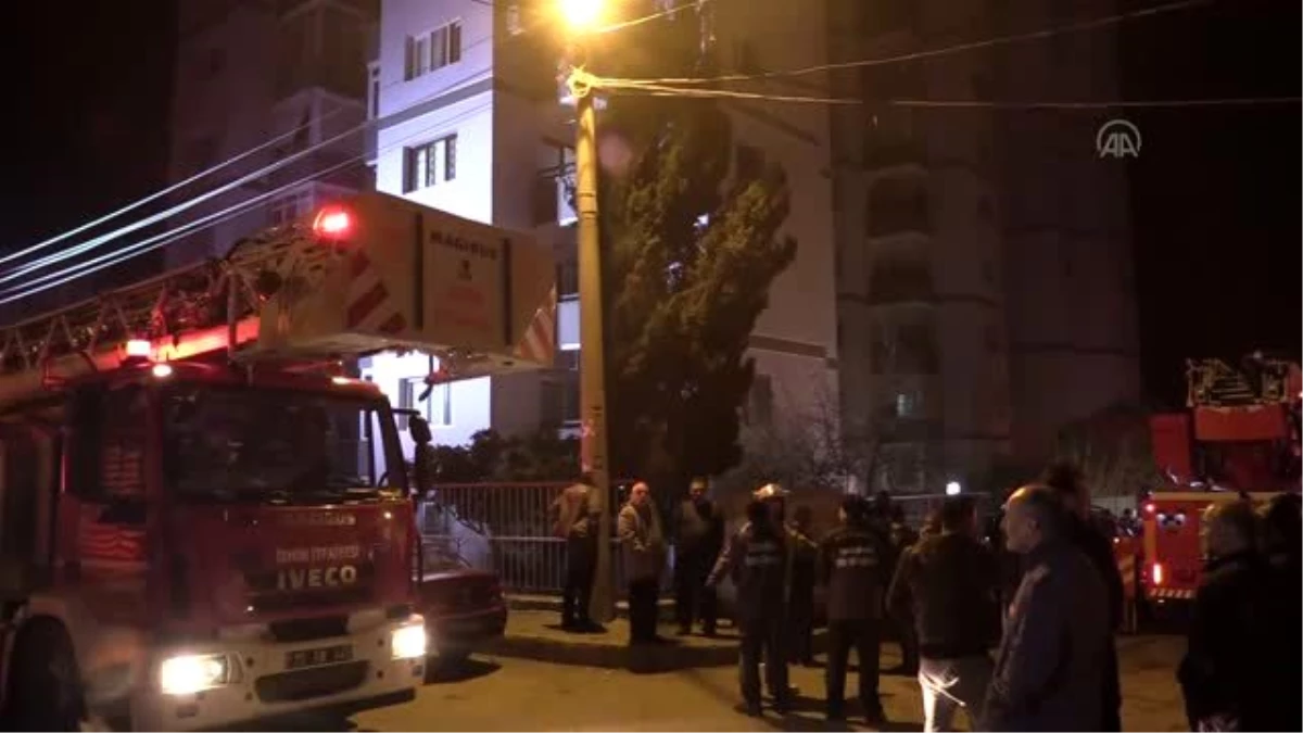 İzmir\'de çıkan yangında 10 kişi dumandan etkilenirken, 11 katlı bina boşaltıldı