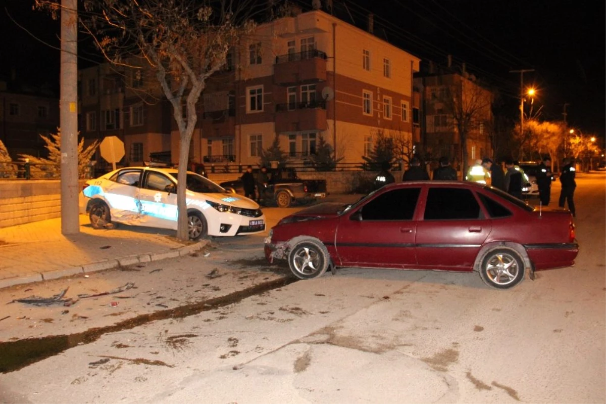 Karaman\'da otomobil, polis aracıyla çarpıştı: 3\'ü polis 4 yaralı