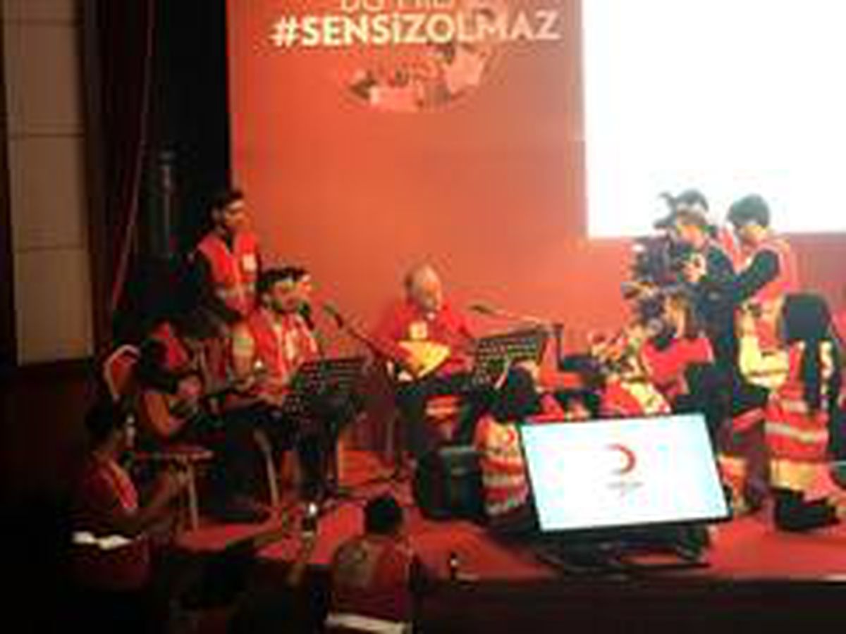 Kızılay Genel Başkanı Kerem Kınık saz çaldı, genç gönüllüler şarkı söyledi