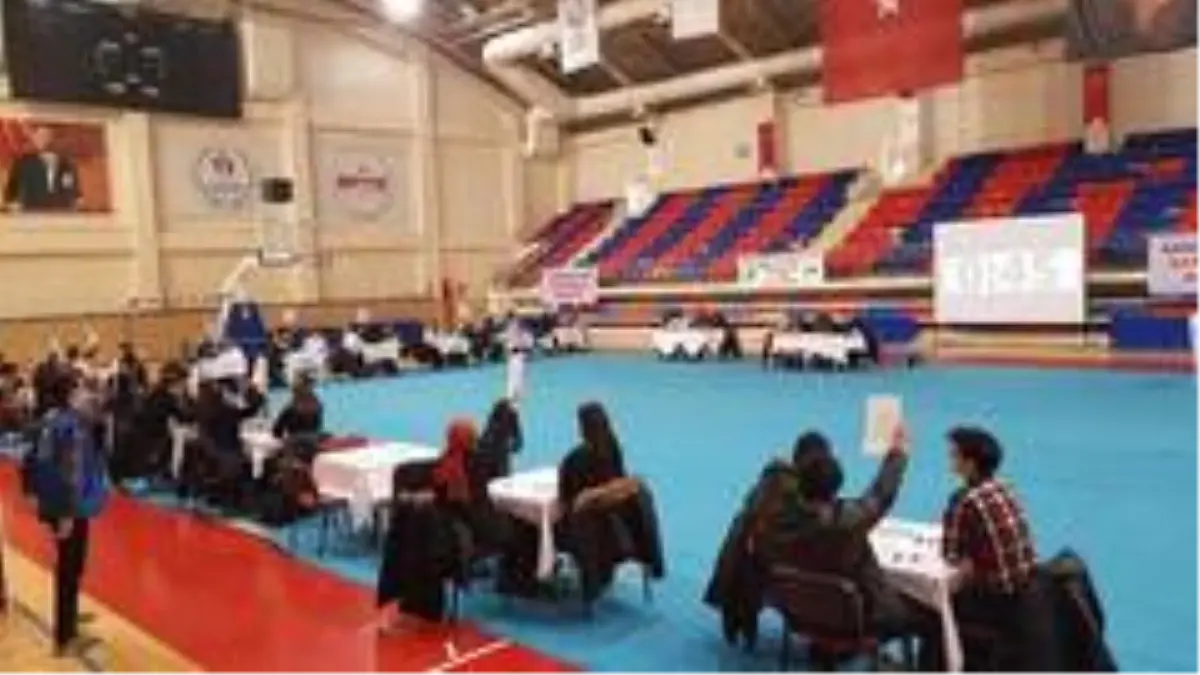 Liseli öğrenciler bilgilerini yarıştırdı