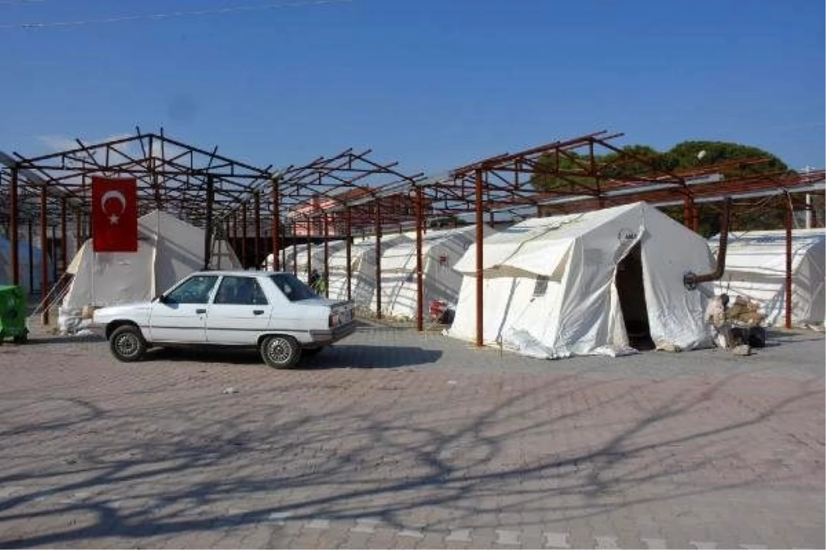 Manisa\'da depremden korkanlar geceyi çadırda geçirdi