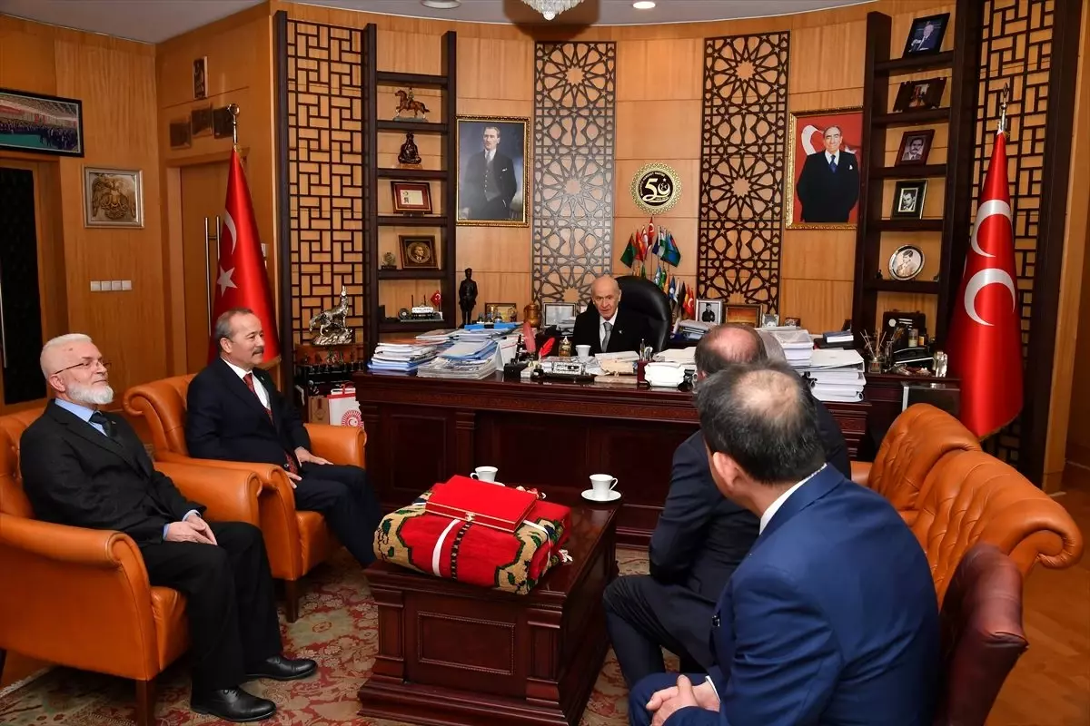 MHP\'ye geçen Ereğli Belediye Başkanı Oprukçu\'ya rozetini Bahçeli taktı