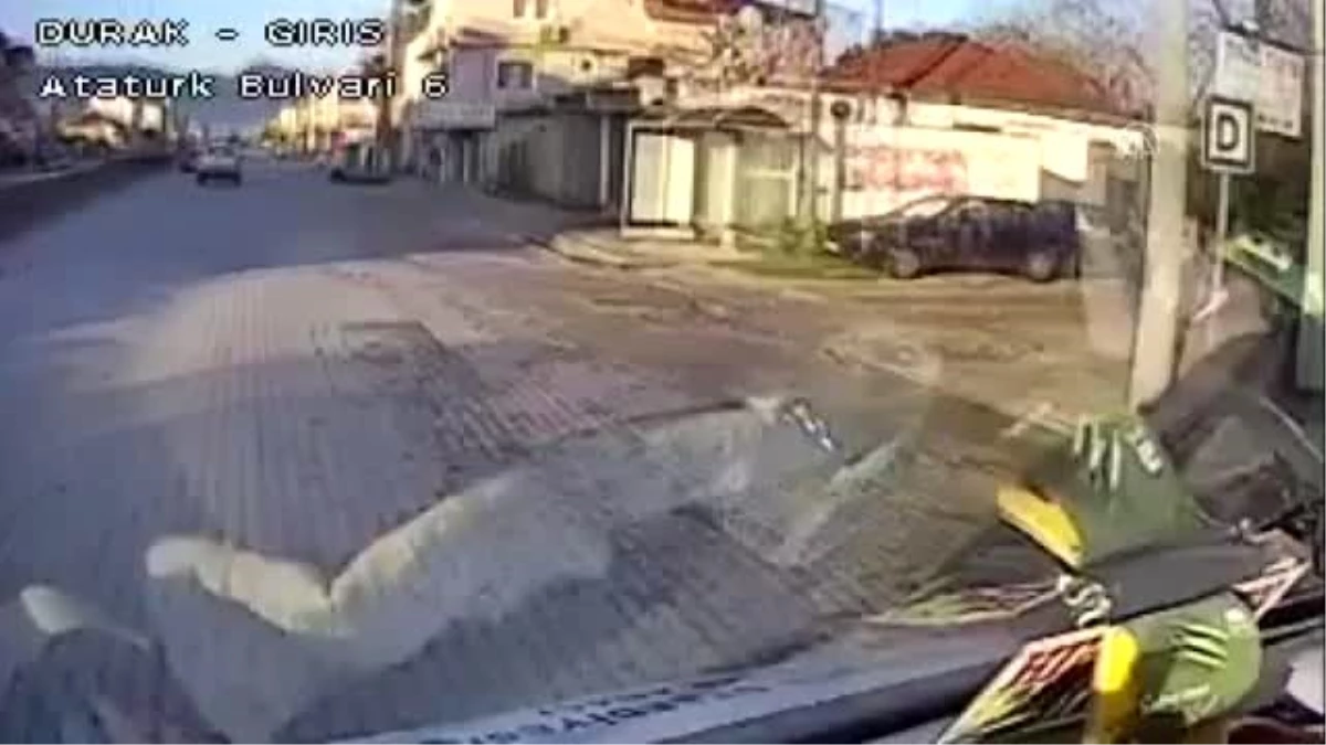 Muğla\'da sürücünün araçtan yola savrulduğu kaza güvenlik kamerasına yansıdı