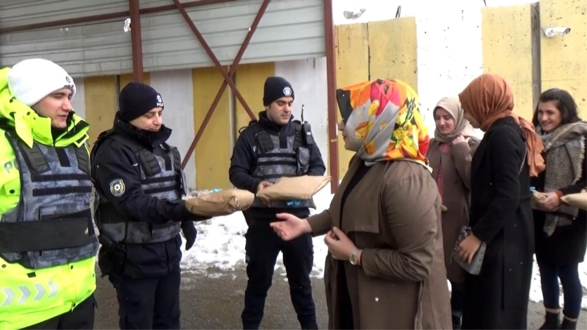 Öğrenciler ördükleri atkı ve bereleri güvenlik güçleri ve öğrencilere dağıttı