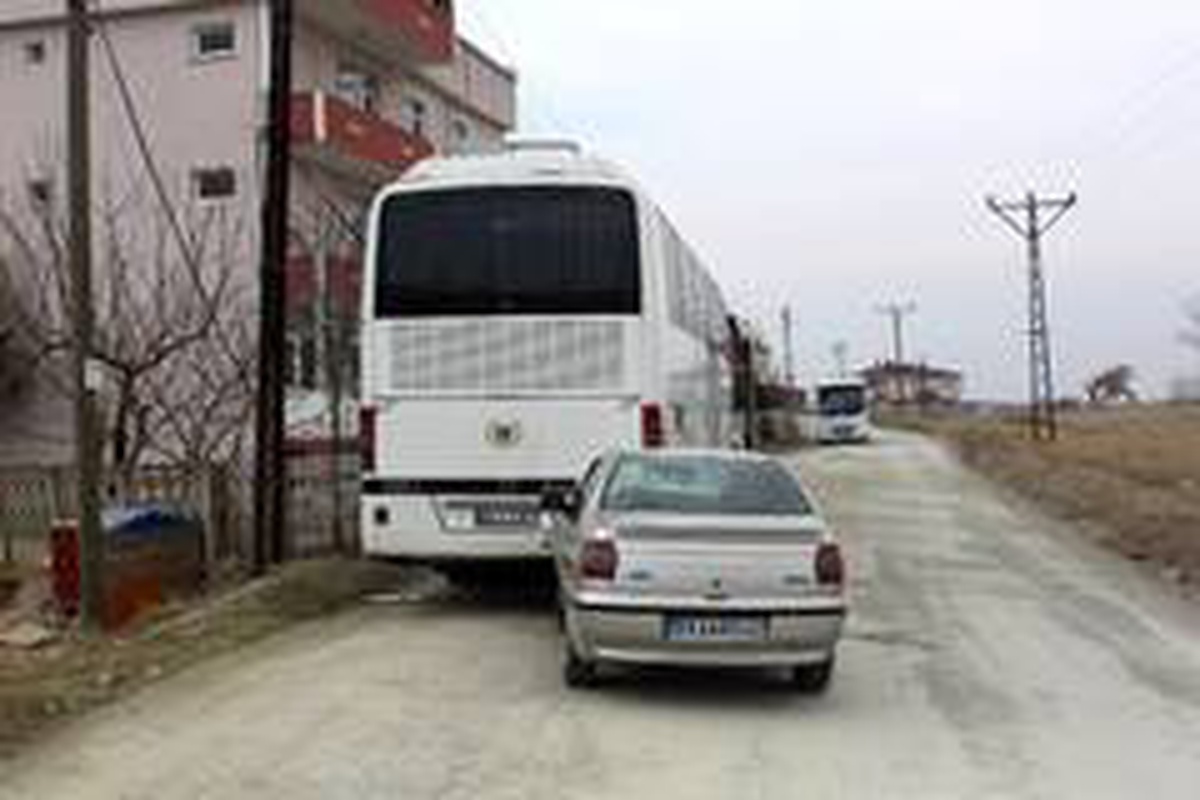 Otomobil park halindeki otobüse çarptı: 1 yaralı