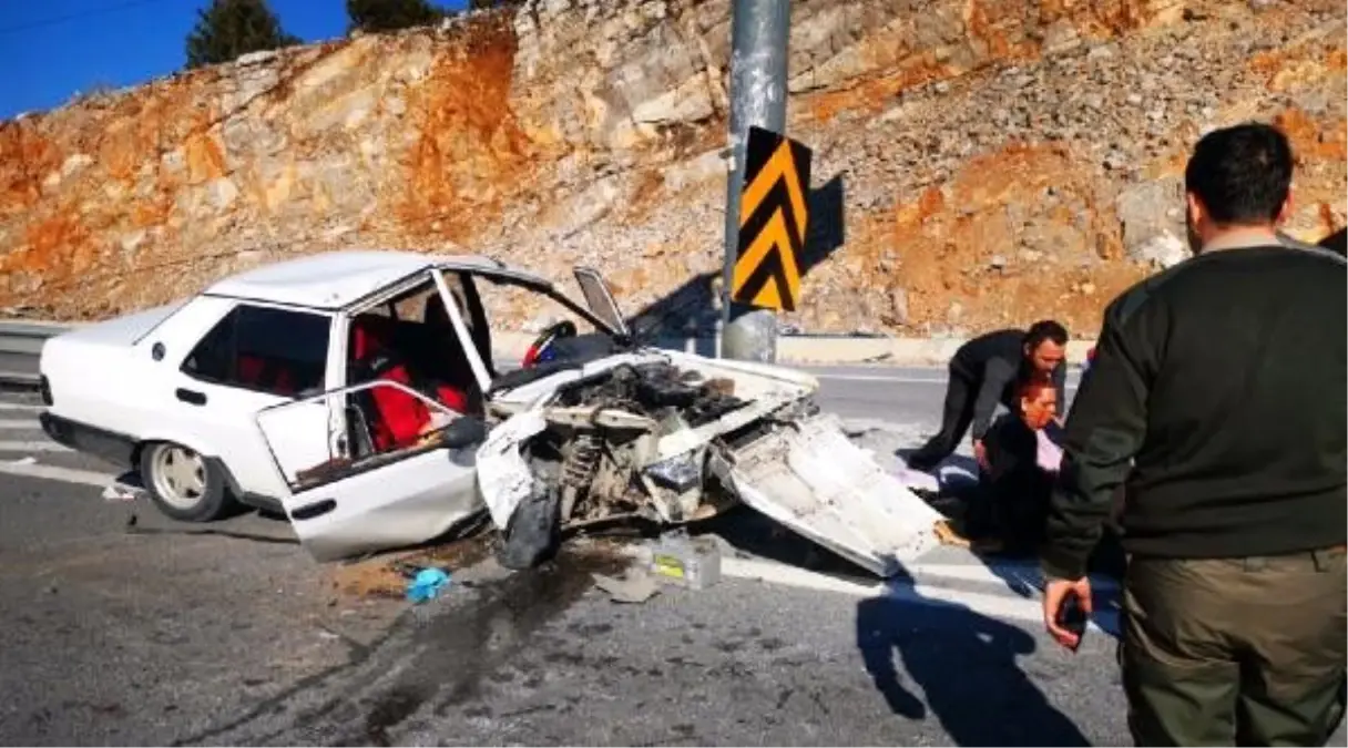 Otomobil yön tabelasına çarptı, sürücü ve eşi yaralandı