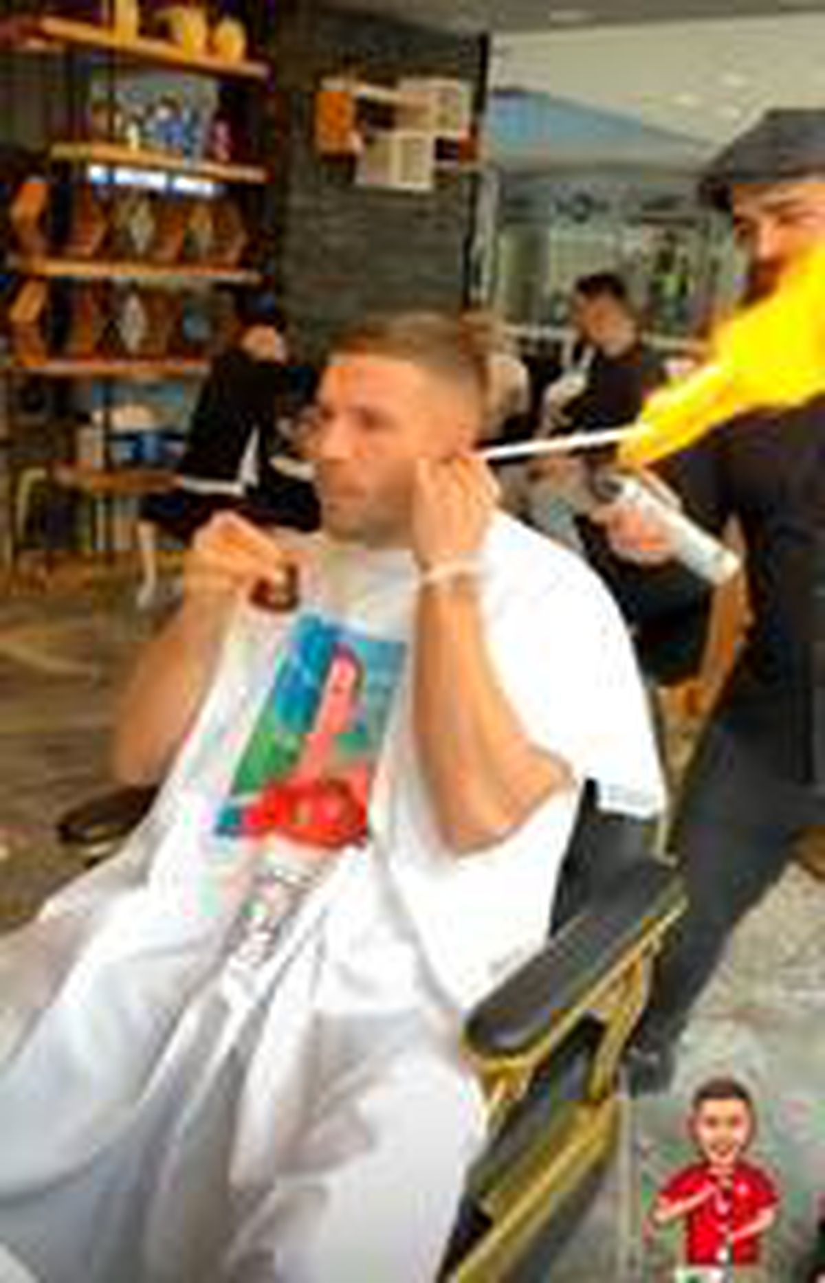 Podolski\'nin, berber koltuğunda çay keyfi