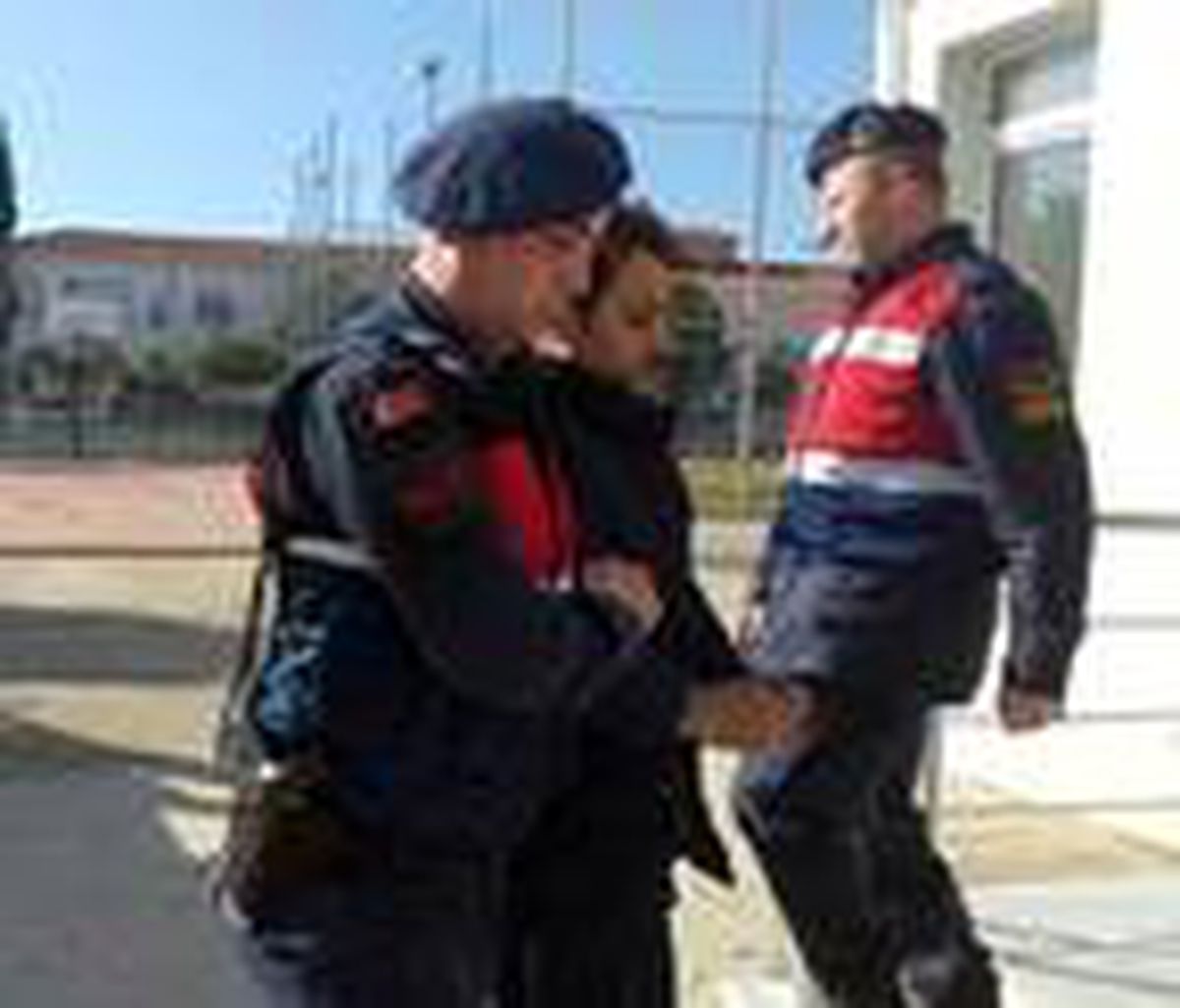 \'Polis\' olduklarını söyleyerek gasp yapan 4 İranlı tutuklandı