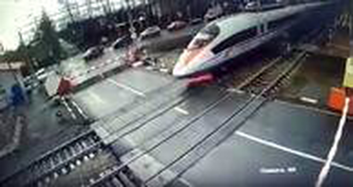 Rusya\'da hızlı tren yayaya çarptı